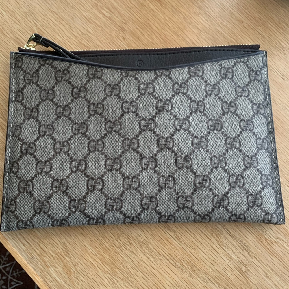 Super cute Gucci clutch.